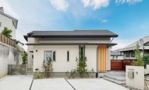 各部屋からアクセスできるウッドデッキのある平屋