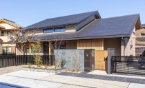 光と天然木の調和が美しい和モダンな住まい