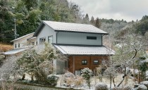 グレーの外観が映えるこだわりの住まい
