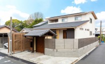 天然木に包まれる勾配天井のある家