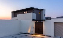 総タイル貼りのモダンな二階建て
