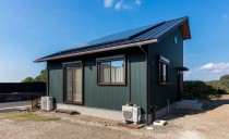 家族のプライベートにも配慮したモダン半平屋