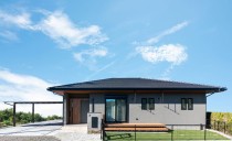 愛犬と暮らす天然木の平屋