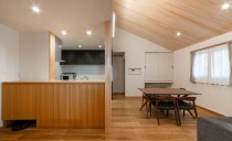 愛犬と暮らす天然木の平屋