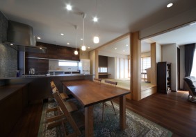 あえて段差を設ける事で空間をゆるやかに分けた住まい