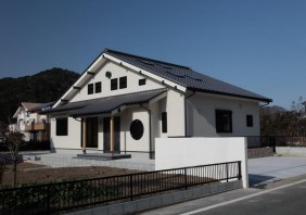 骨太の小屋組みが主役の吹き抜けのある家