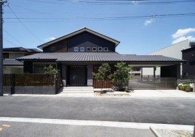 和のテイストとガレージと融合させた外観を持つ家