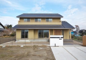 大黒柱のあるリビングに家族が自然に集まる住まい