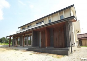 世帯の違いを２つのテイストで分けた二世帯住宅