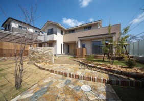 傾斜地の立地をうまく利用したビルトインガレージが特徴的な住まい