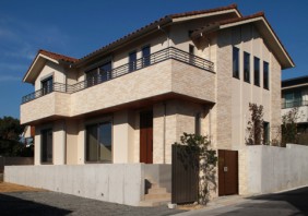 デザインと実用性を兼ねた造作家具を随所にちりばめた住まい