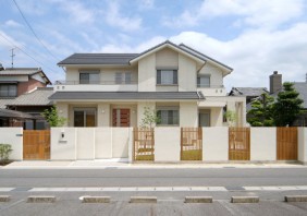 木の素材と白の内装を調和させた住まい