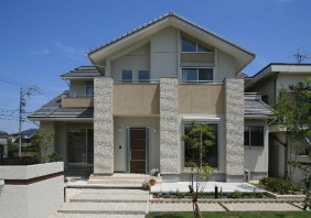 リビングに畳コーナーを設けた家族団らんとくつろぎのある住まい