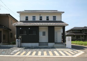 光あふれる吹き抜け玄関の家