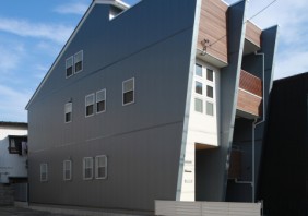 街中の狭小地で叶える木にこだわった住まい