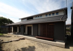 和の美しさに遊び心を加えた家