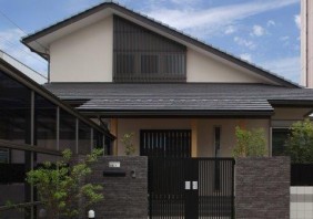 骨太の梁を魅せる大空間が爽快な　住まい