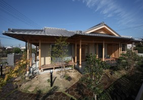 現代和風の外観と檜の香りに包まれる安らぎの住まい