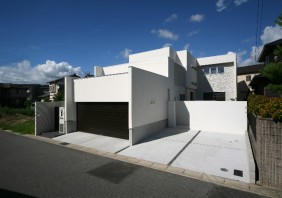 真っ白なたたずまいが印象的なビルトインガレージのあるシンプルモダンな住まい