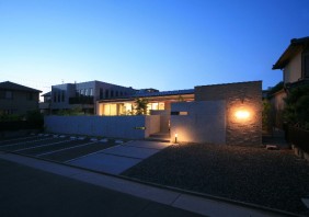 降り注ぐ光に素材が輝く平屋の住まい