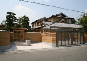 家族団らんの囲炉裏と自在鉤のある家
