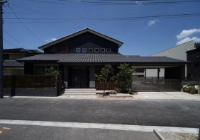 和のテイストとガレージと融合させた外観を持つ家