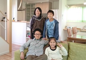 2棟を一体の外観で統一した別棟の二世帯住宅