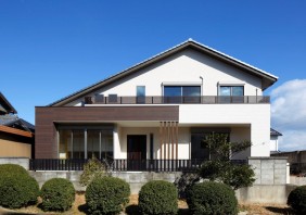 古材を利用したダイナックな空間が<BR>印象的な二世帯住宅