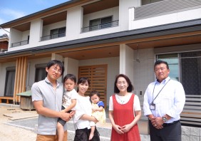 桧のぬくもりに包まれた 三世代の笑顔が交わる家
