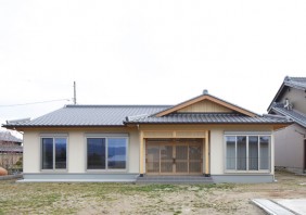 広々とした大開口の玄関と<BR>優美に屋根を広げた現代和風の住まい