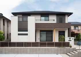 レッドシダーとタイルが印象的な落ち着いた住まい