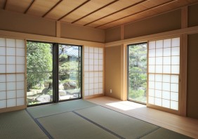 和室越しに庭を望めるリビングのある家