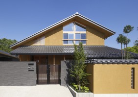 ダイナミックな吹抜けのある空間から絶景が望める住まい