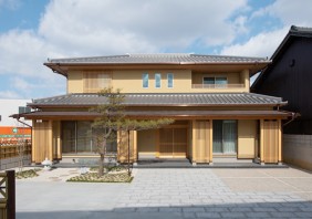 力強い木組みがお迎えする桧にこだわった本格和風住宅