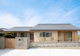 家族が優しく寄り添う家