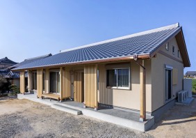 家族が集う太鼓梁のある平屋