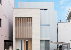 木に包まれる都市型三階建住宅