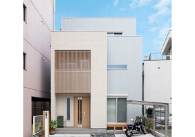 木に包まれる都市型三階建住宅