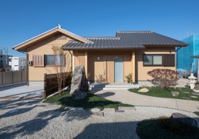 中庭に安らぐ本格和風な平屋