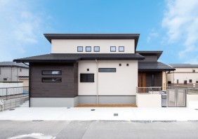 開放感のあるリビングでお庭を眺める住まい