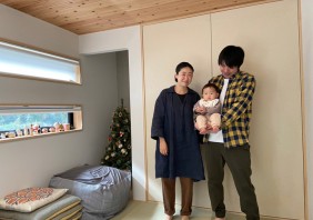 豊かな自然と調和した天然木の温もりに満たされる家
