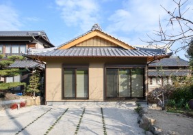 新旧建て並ぶ和風離れ住宅