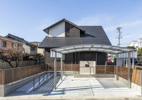 五連の窓があるダイナミックな大屋根の家