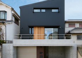 古材を活かしたビルトインガレージのある混構造住宅