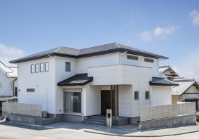 家族が集う吹抜けリビングのある家