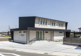 洗練されたスタイリッシュな外観が奏でる店舗兼用住宅(ヘアサロン)