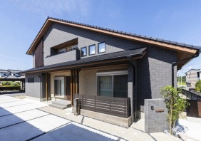 大屋根が印象的な二世帯で暮らす外壁タイル張りの家