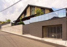 傾斜地を利用した鉄筋コンクリート造りの車庫のある家