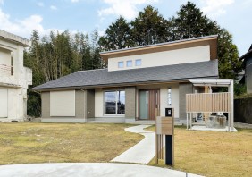 勾配天井のLDKでひろびろ暮らす平屋