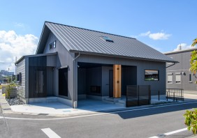 アクセントカラーがスタイリッシュな平屋の住まい